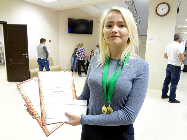 Алла Тилку с дипломами